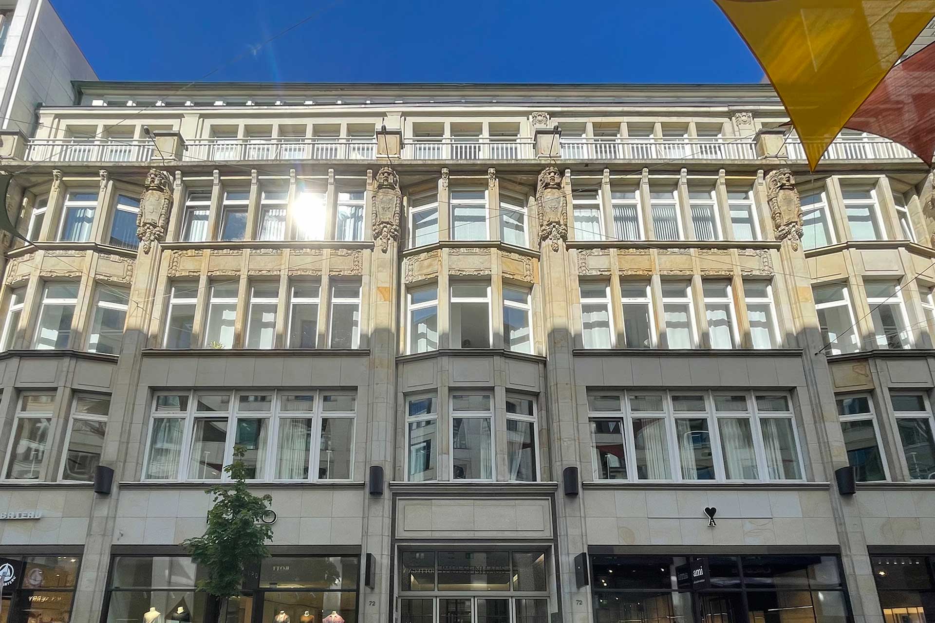 Sandsteinfassade des Paulsenhauses, von der Straße aus gesehen