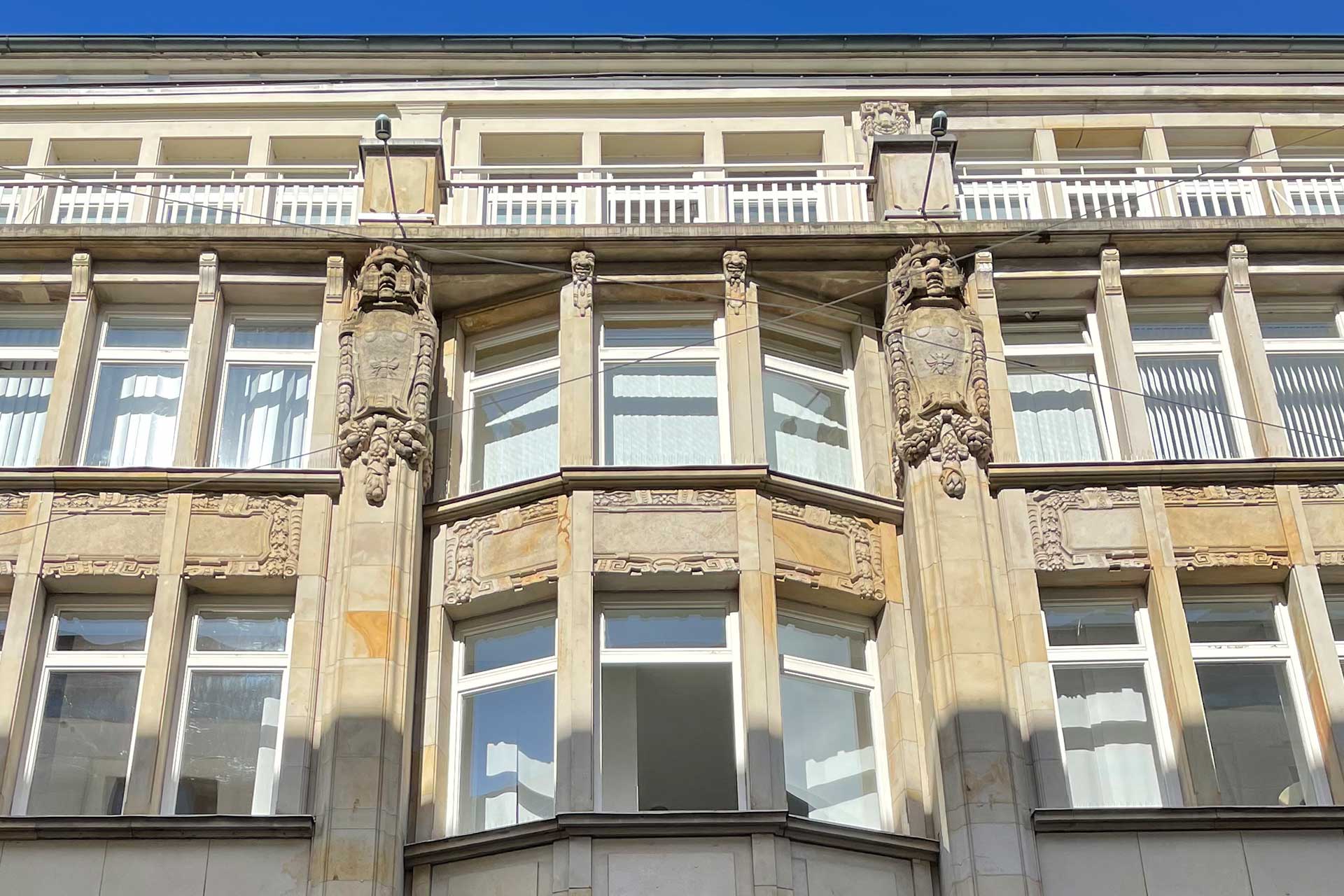 Fassadenausschnitt mit Erkern und Figurenschmuck