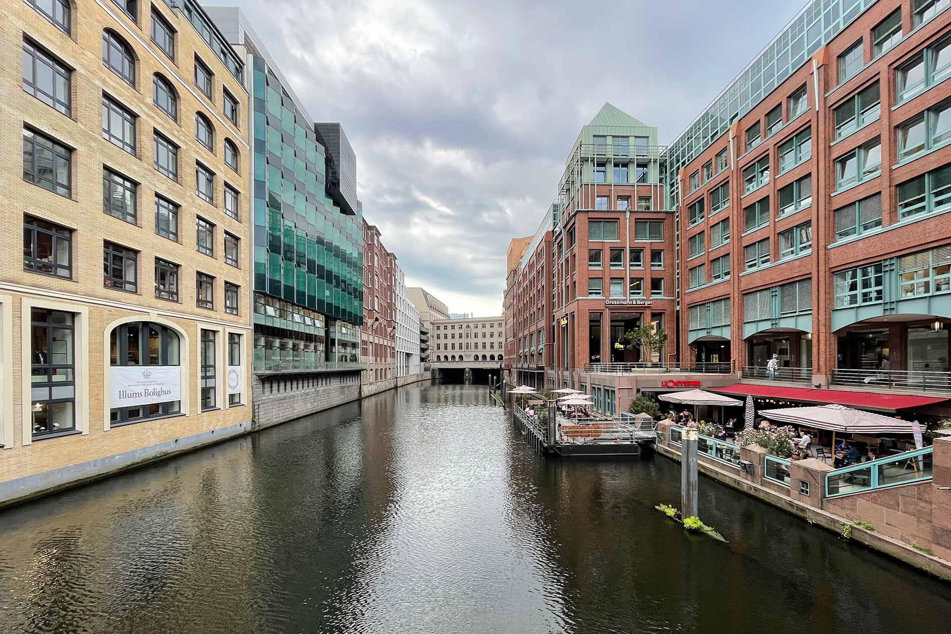 Alsterfleet mit Backsteinbauten und Restaurantterrassen