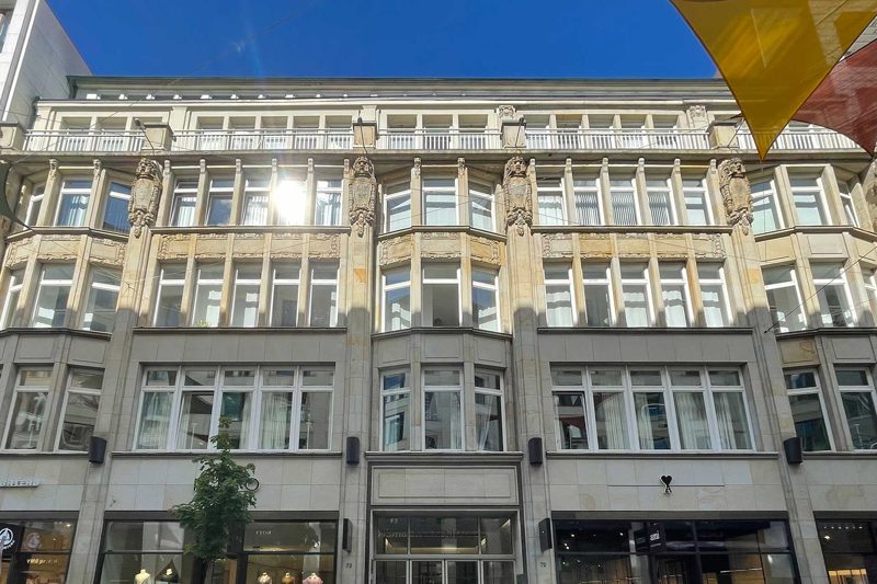 Sandsteinfassade des Paulsenhauses, von der Straße aus gesehen