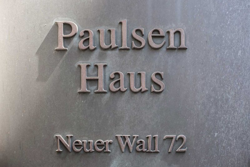 Metallschild mit der Aufschrift „Paulsen Haus, Neuer Wall 72“