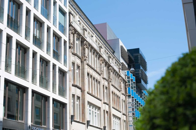 Das Paulsenhaus zwischen modernen Nachbargebäuden am Neuen Wall