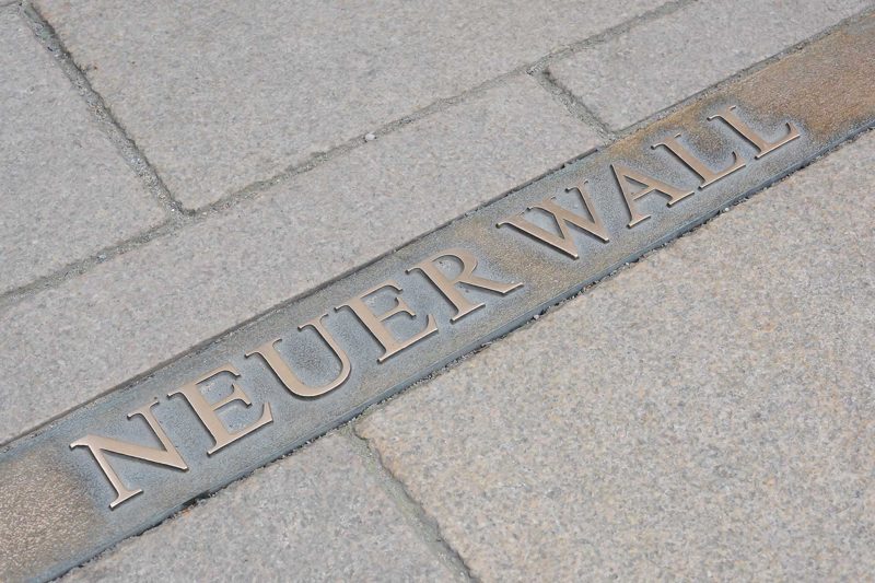 Schriftzug „Neuer Wall“ im Pflaster der Straße