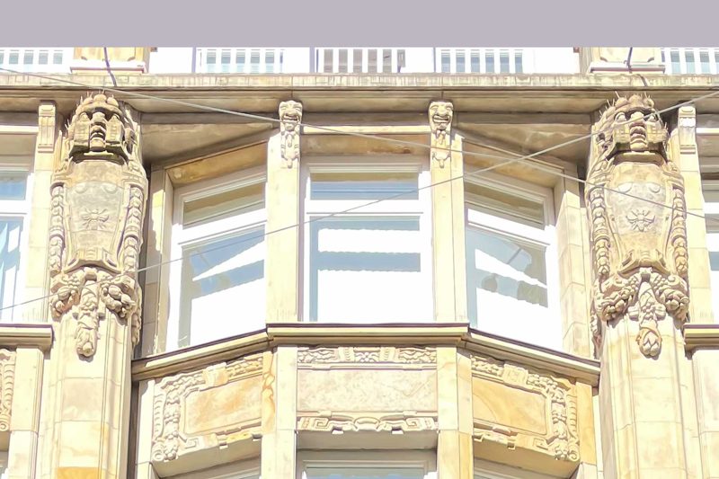 Detail der Sandsteinfassade mit Karyatiden zwischen den Fenstern
