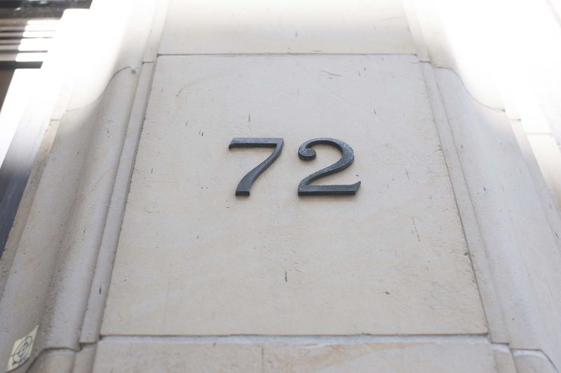 Hausnummer 72 auf hellem Sandstein