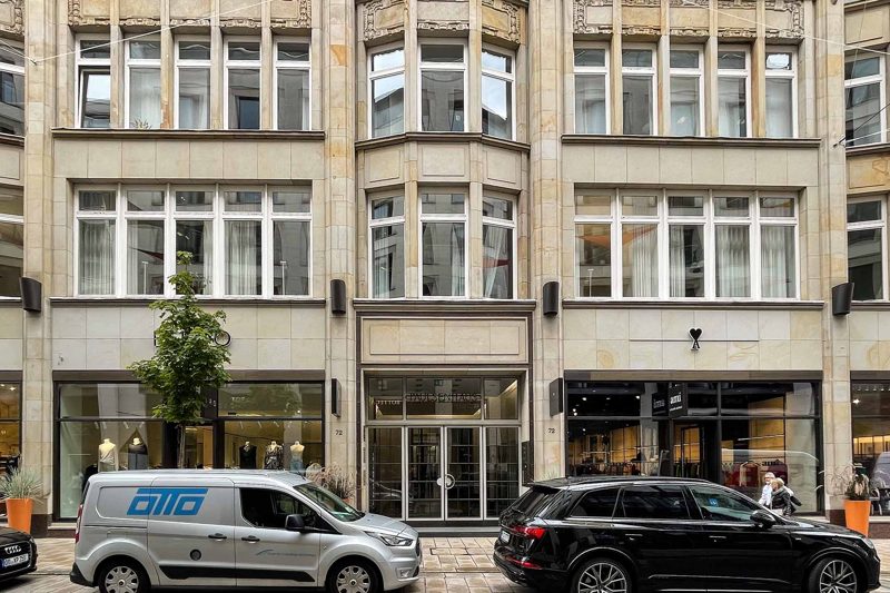 Gesamtansicht der Fassade mit Ladengeschäften im Erdgeschoss