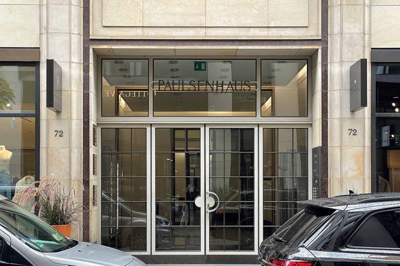 Eingangsportal mit Glastüren und dem Schriftzug „Paulsenhaus“