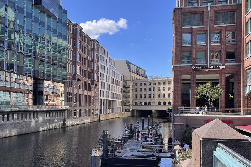 Fleet mit Uferbebauung und Terrassen in der Hamburger City