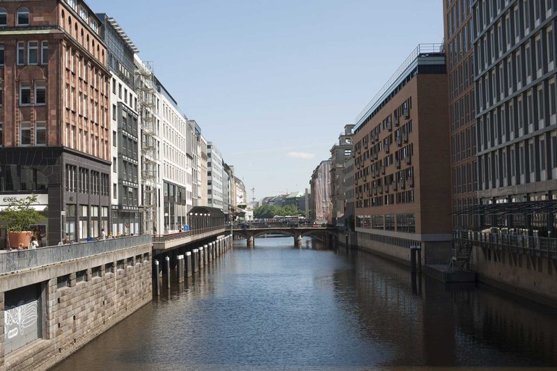 Fleet zwischen Kontorhäusern mit Brücke im Hintergrund