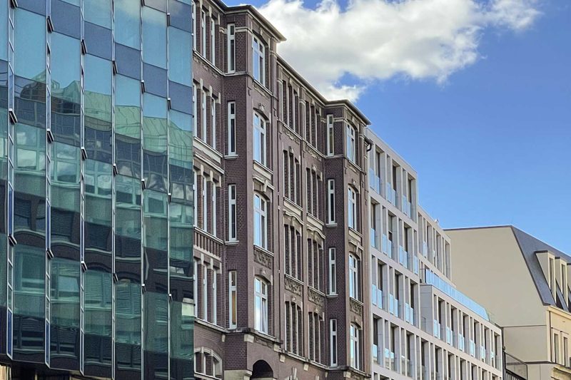 Glas- und Backsteinfassaden am Neuen Wall