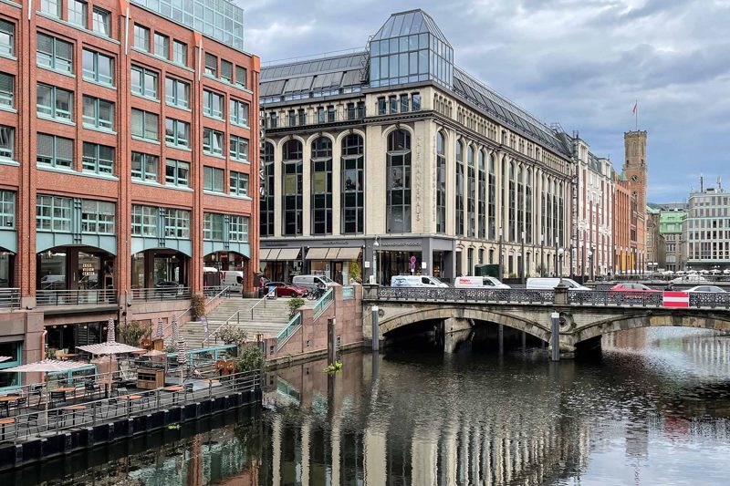 Fleet mit Restaurantterrassen und Brücke zum Neuen Wall