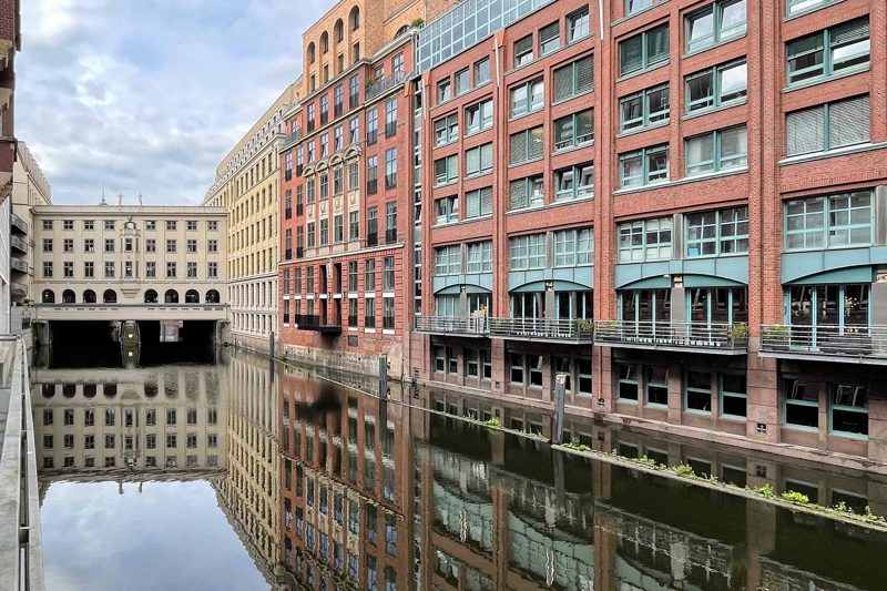 Backsteinbauten spiegeln sich im Fleet