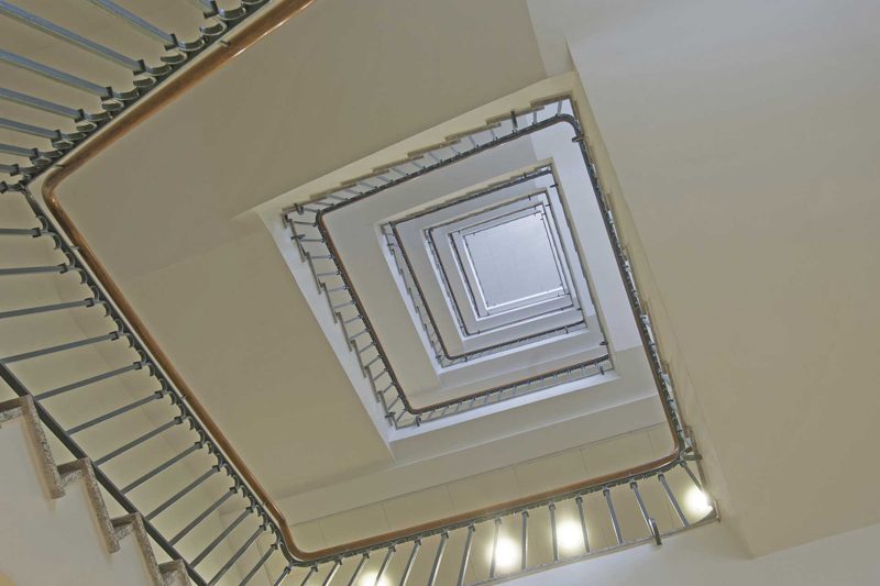 Blick von unten in das quadratische Treppenhaus