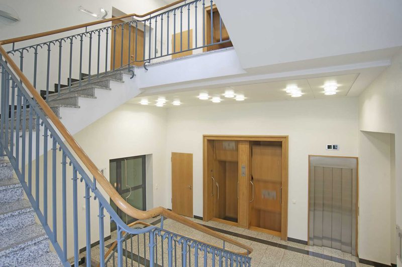 Treppenaufgang und Aufzugsvorraum im Foyer